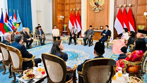 Prabowo bersama duta besar luar biasa dan berkuasa penuh (LBBP) negara sahabat, di Istana Merdeka, Senin (8/6/2026).