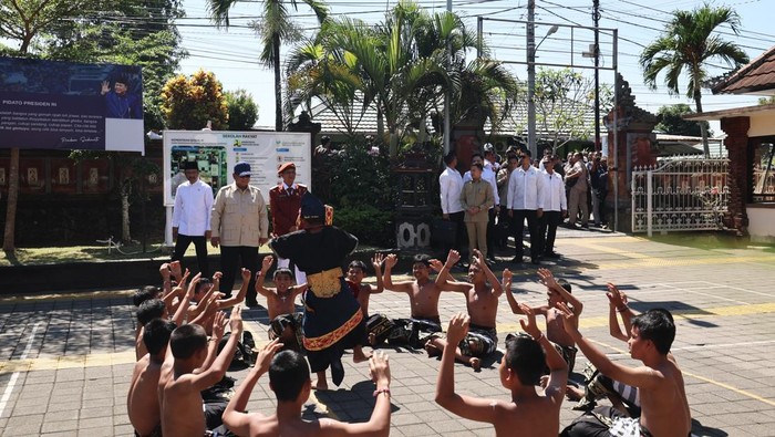 Prabowo Disambut Tari Kecak Saat Kunjungi Sekolah Rakyat di Tabanan