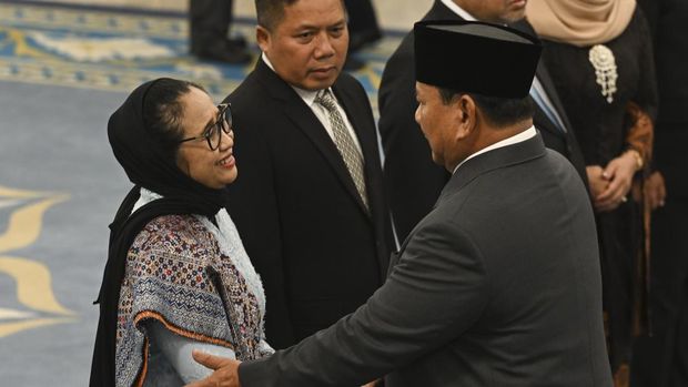 Presiden Prabowo Subianto (kanan) memberikan ucapan selamat kepada Kepala Badan Gizi Nasional (BGN) Nanik S. Deyang (kiri) usai dilantik di Istana Negara, Jakarta, Senin (8/6/2026). Presiden Prabowo Subianto melantik Nanik S. Deyang sebagai Kepala BGN menggantikan Dadan Hindayana serta Agustina Arumsari dan Trenggono menjadi Wakil Kepala BGN menggantikan Lodewyk Pusung dan Sony Sanjaya. ANTARA FOTO/Bayu Pratama S
