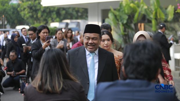 Presiden KSPI, Said Iqbal saat menyampaikan keterangan kepada media saat tiba di Istana Negara, Jakarta, Senin (8/6/2026). (CNBC Indonesia/Muhammad Sabki)