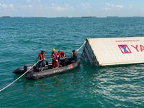 107 Kontainer Hanyut Usai Kapal Kargo Tenggelam, KSOP Batam Lakukan Evakuasi