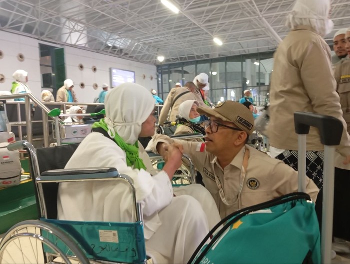 Direktur Jenderal Bina Penyelenggaraan Haji dan Umrah (PHU) Kemenhaj Puji Raharjo saat pelepasan jemaah haji asal Lombok (LOP) kloter 6 di Bandara Internasional King Abdulaziz, Jeddah, Minggu (7/6/2026) malam.