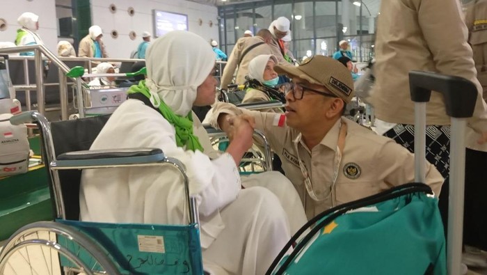 Direktur Jenderal Bina Penyelenggaraan Haji dan Umrah (PHU) Kemenhaj Puji Raharjo saat pelepasan jemaah haji asal Lombok (LOP) kloter 6 di Bandara Internasional King Abdulaziz, Jeddah, Minggu (7/6/2026) malam.