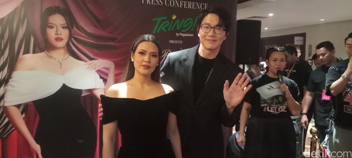 konser Raisa mengajak Sung Si-kyung di konser.