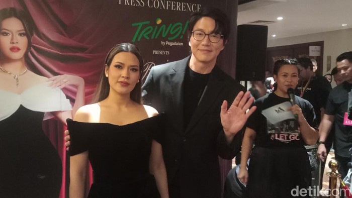 konser Raisa mengajak Sung Si-kyung di konser.