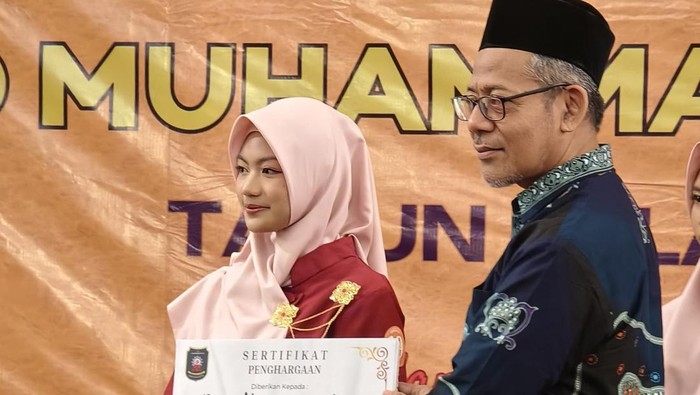 Rania saat menerima penghargaan sebagai lulusan dengan nilai sempurna.