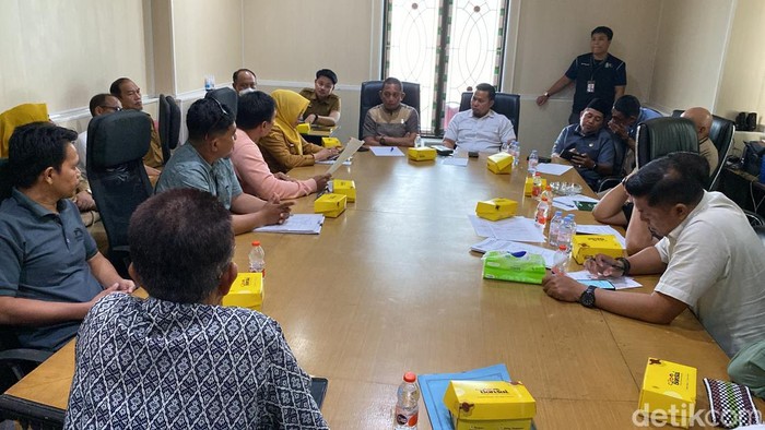 RDP Komisi II DPRD Parepare terkait kenaikan harga air galon isi ulang.