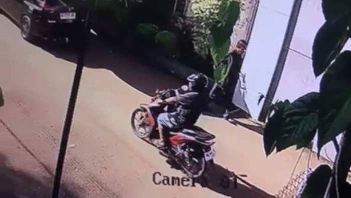 Rekaman CCTV saat terduga pelaku membawa sepeda motor korban.