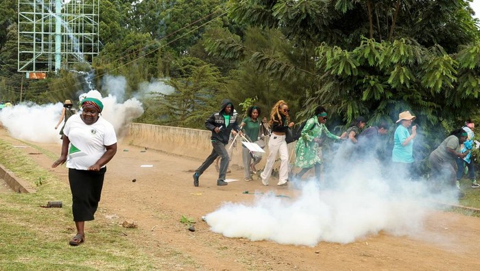 Ricuh di Nairobi, Polisi Tembakkan Gas Air Mata ke Aktivis Lingkungan