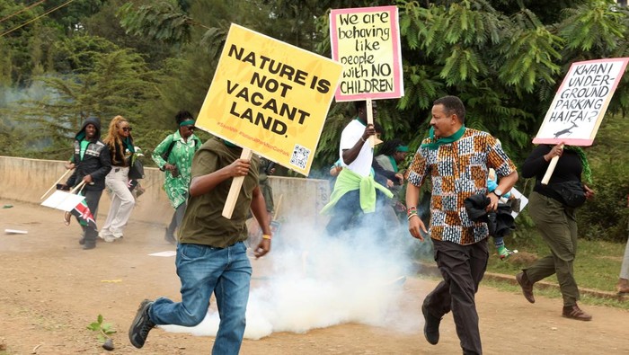Ricuh di Nairobi, Polisi Tembakkan Gas Air Mata ke Aktivis Lingkungan