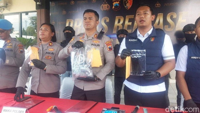 Kapolres Boyolali, AKBP Indra Maulana Saputra, bersama jajaran memberikan keterangan kepada media dalam konferensi pers, Senin (8/6/2026).