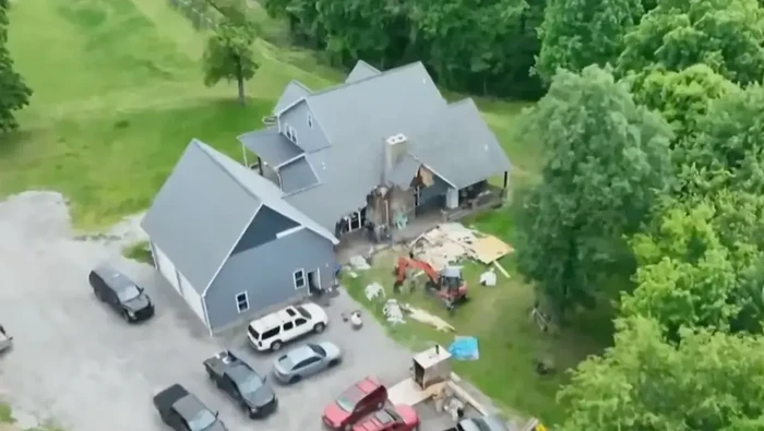 Rumah yang dihancurkan dengan ekskavator