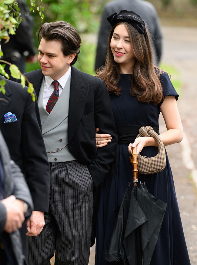 Jarang tampil di publik, kini pria 29 tahun itu tampil membawa sang kekasih, Eleanor Ekserdjian. Samuel tampil klasik mengenakan setelan tuxedo hitam dengan rompi abu-abu serta dasi merah bermotif.  Foto: Getty Images