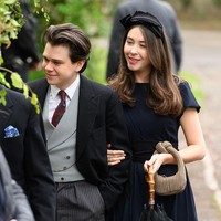 Jarang tampil di publik, kini pria 29 tahun itu tampil membawa sang kekasih, Eleanor Ekserdjian. Samuel tampil klasik mengenakan setelan tuxedo hitam dengan rompi abu-abu serta dasi merah bermotif.  Foto: Getty Images