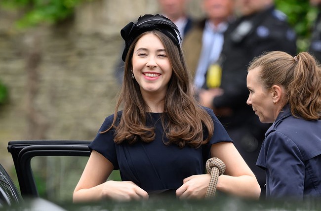 Sementara itu, Eleanor mengenakan gaun biru navy dan hiasan kepala fascinator berbulu.  Foto: Getty Images