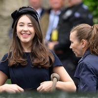 Sementara itu, Eleanor mengenakan gaun biru navy dan hiasan kepala fascinator berbulu.  Foto: Getty Images