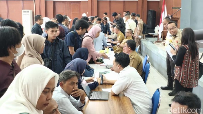 Sejumlah orang tua datangi Disdik Jabar