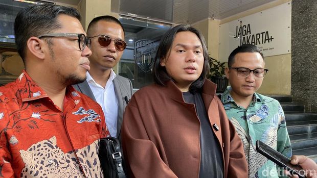 Selebgram Keanu Angelo diperiksa di Polda Metro Jaya terkait promosi umrah Hanania Travel.