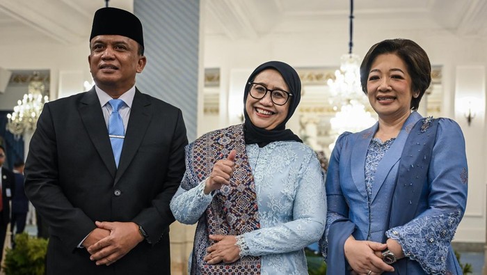 Kepala Badan Gizi Nasional (BGN) Nanik S Deyang (tengah) bersama Wakil Kepala BGN Agustina Arumsari (kanan) dan Trenggono (kiri) berfoto bersama usai dilantik Presiden Prabowo Subianto di Istana Negara, Jakarta, Senin (8/6/2026). Presiden Prabowo Subianto melantik Said Iqbal menjadi Penasihat Khusus Presiden bidang Ketenagakerjaan dan Kesejahteraan Buruh dan Nanik Sudaryati Deyang sebagai Kepala BGN menggantikan Dadan Hindyana serta Agustina Arumsari dan Trenggono menjadi Wakil Kepala BGN menggantikan Lodewyk Pusung dan Sony Sanjaya. ANTARA FOTO/Bayu Pratama S