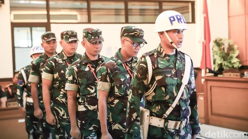 Sidang lanjutan kasus dugaan penyiraman air keras terhadap aktivis KontraS, Andrie Yunus, kembali digelar di Pengadilan Militer II-08, Jakarta Timur, Senin (8/6/2026). Perkara tersebut terus menjadi perhatian publik karena berkaitan dengan penegakan hukum terhadap aktivis hak asasi manusia.
