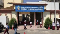 Sejumlah siswa menunggu jemputan di depan gerbang Sekolah Indonesia Jeddah (SIJ), Jeddah, Arab Saudi, Minggu (7/6/2026). ANTARA FOTO/Citro Atmoko  