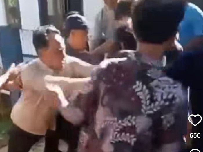 Tangkapan layar video pencurian kotak amal musala di Kuningan
