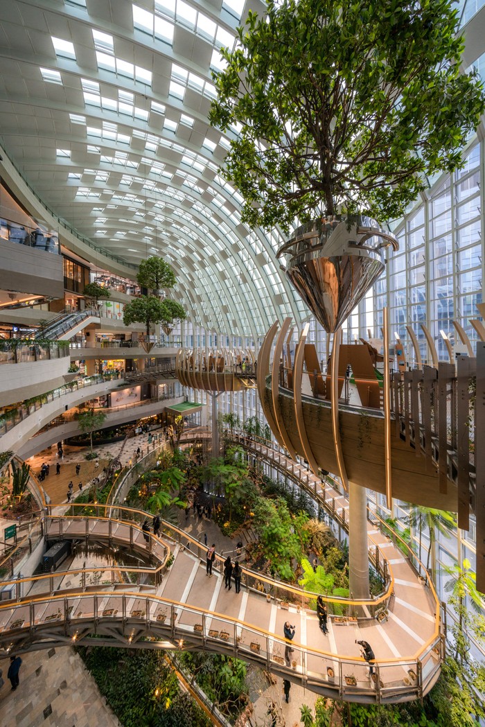 Mal The Ring Shopping Center di Chongqing yang punya air terjun dalam mal.