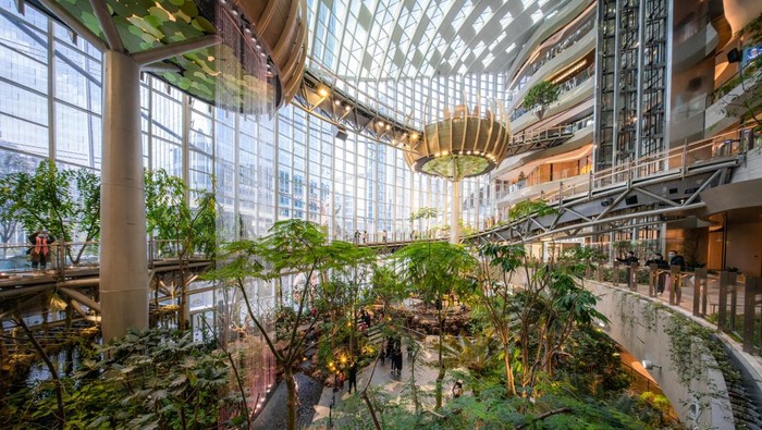 Mal The Ring Shopping Center di Chongqing yang punya air terjun dalam mal.