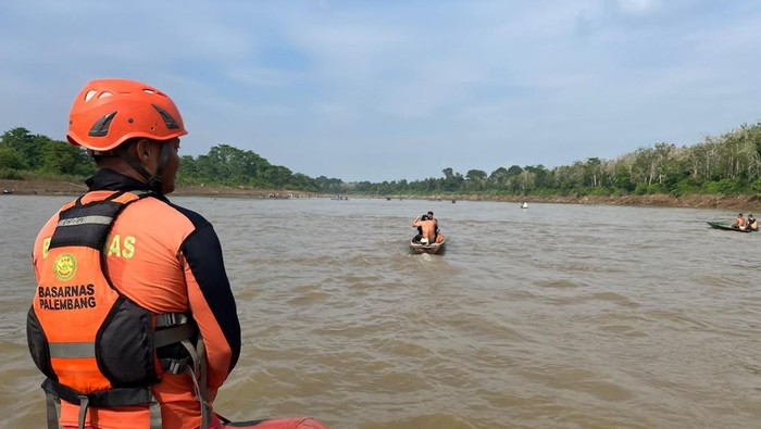 Tim Basarnas Sumsel mencari bocah perempuan yang hanyut di Sungai Musi di Muba