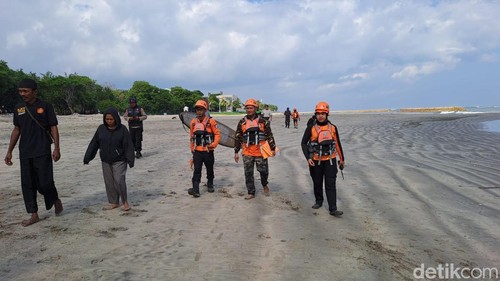 Tim SAR gabungan menyisir Pantai Kuta, Badung, Senin (8/6/2026), untuk mencari dua bocah yang dilaporkan terseret arus.