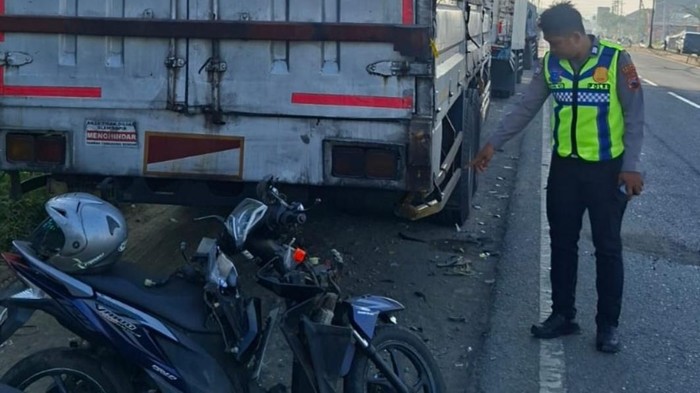 Polisi menunjukkan TKP Kecelakaan di Batang