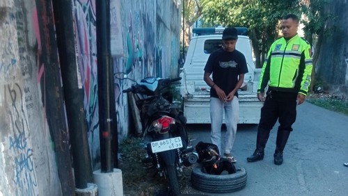 Polisi melakukan olah TKP di lokasi kecelakaan yang menewaskan mahasiswa di Jalan Timor Raya, Kecamatan Kelapa Lima, Kota Kupang, NTT. (Dok. Polresta Kupang Kota).