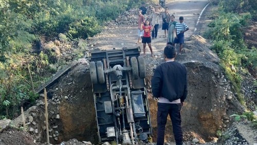 Truk terbalik di Desa Manleten Barat, Kecamatan Tasifeto Timur, Kabupaten Belu, NTT, Sabtu (6/6/2026). (Dok. Polsek Tasifeto Timur).