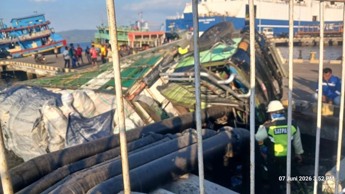 Truk nyemplung laut di Pelabuhan Tanjungwangi Banyuwangi