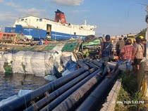 Truk ODOL Bawa Rongsokan Nyemplung Laut di Pelabuhan Tanjungwangi