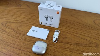 Isi kotaknya sangat sederhana, hanya terdiri dari unit Xiaomi Buds 6, buku manual, dan kabel USB-C. Foto: Virgina Maulita Putri/detikINET