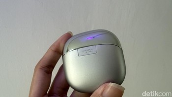 Di belakang case terdapat logo Harman AudioEFX. TWS ini mengandalkan dynamic driver berukuran 11mm yang dapat meningkatkan performa suara berfrekuensi rendah hingga 40%. Foto: Virgina Maulita Putri/detikINET