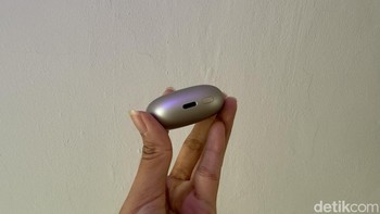 Di bagian bawah case terdapat port USB-C untuk mengisi daya dan tombol untuk memulai rekaman audio. Foto: Virgina Maulita Putri/detikINET