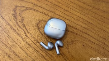 Dalam sekali pengisian, baterai Xiaomi Buds 6 dapat bertahan hingga 6 jam untuk mendengarkan musik. Charging case-nya dapat menambah waktu dengar hingga 35 jam. Foto: Virgina Maulita Putri/detikINET