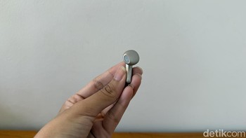 Masing-masing earbuds Xiaomi Buds 6 memiliki bobot hanya 4,4 gram. TWS ini sudah dilengkapi rating IP64 untuk ketahanan terhadap percikan air. Foto: Virgina Maulita Putri/detikINET