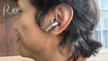 Tidak hanya untuk mendengar lagu, Xiaomi Buds 6 juga dilengkapi kontrol untuk merekam audio, menerjemahkan bahasa asing secara real-time, dan mengontrol kamera. Foto: Virgina Maulita Putri/detikINET