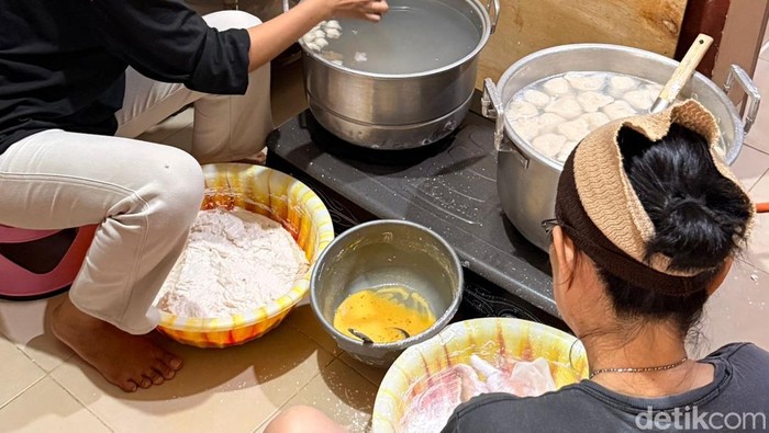 Proses pembuatan pempek di Jakbar yang kini punya 7 cabang.