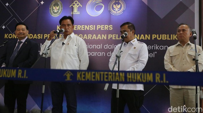 Penangkapan mantan Wakil Menteri Imigrasi dan Pemasyarakatan (Imipas), Silmy Karim, oleh Komisi Pemberantasan Korupsi (KPK) menjadi perhatian serius di lingkungan Kementerian Koordinator Bidang Hukum, HAM, dan Imigrasi Pemasyarakatan (Kemenko Kumham Imipas). Menyikapi perkembangan tersebut, Menko Kumham Imipas Yusril Ihza Mahendra menegaskan pentingnya menjaga integritas, profesionalisme, dan akuntabilitas dalam penyelenggaraan pelayanan publik.