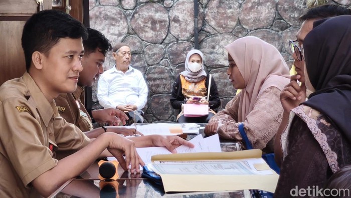 Suasana Posko Pelayanan SPMB Disdik Kota Semarang, di Jalan Dr. Wahidin, Kecamatan Candisari, Senin (8/6/2026).