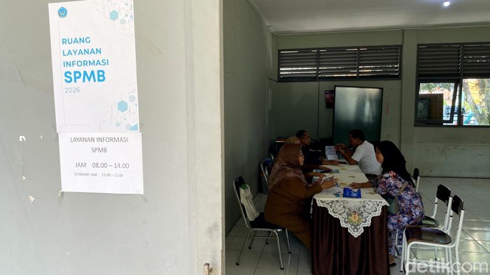 Warga datangi pusat informasi SPMB SMAN 1 Cileunyi.