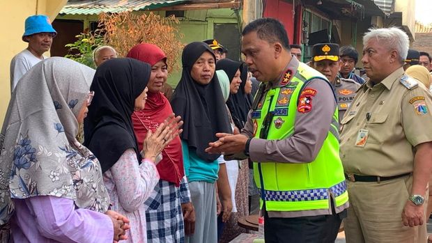 Warga Pasar Jiung, Kemayoran, bersyukur atas bantuan sembako dari Polri. (Mulia Budi/detikcom)