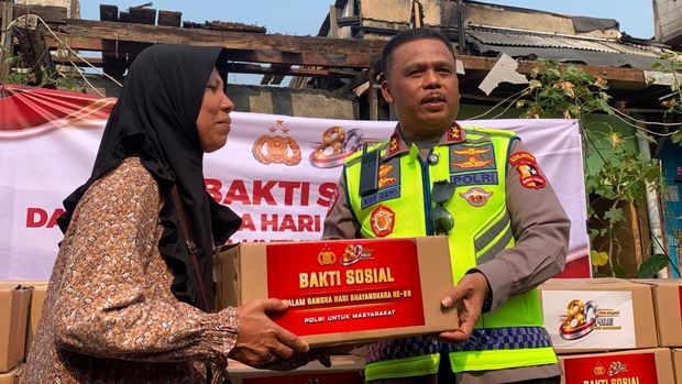 Warga Pasar Jiung, Kemayoran, bersyukur atas bantuan sembako dari Polri. (Mulia Budi/detikcom)