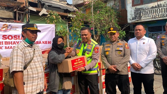 Warga Pasar Jiung, Kemayoran, bersyukur atas bantuan sembako dari Polri. (Mulia Budi/detikcom)