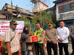 Video Kakorlantas Salurkan Bansos Polri ke Korban Kebakaran Kemayoran