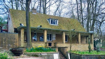 Kelvedon Hatch Secret Nuclear Bunker tersembunyi di bawah sebuah bungalow sederhana di Essex, Inggris. Dibangun pada 1952 di era Perang Dingin, bunker seluas lebih dari 20.000 kaki persegi ini dirancang untuk menampung hingga 600 pejabat pemerintah, personel militer, dan penyiar BBC jika terjadi perang nuklir. Selama puluhan tahun keberadaannya nyaris tak diketahui warga sekitar sebelum akhirnya dinonaktifkan pada 1992 dan dibuka sebagai museum. Foto: Boredpanda